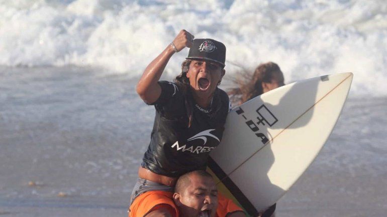 Famosa surfista murió al ser alcanzada por un rayo