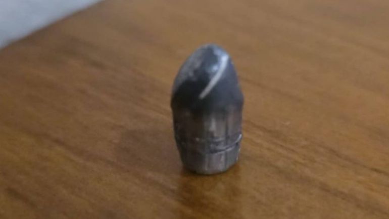 Navidad violenta: una bala perdida reventó el cristal de un auto en Centenario
