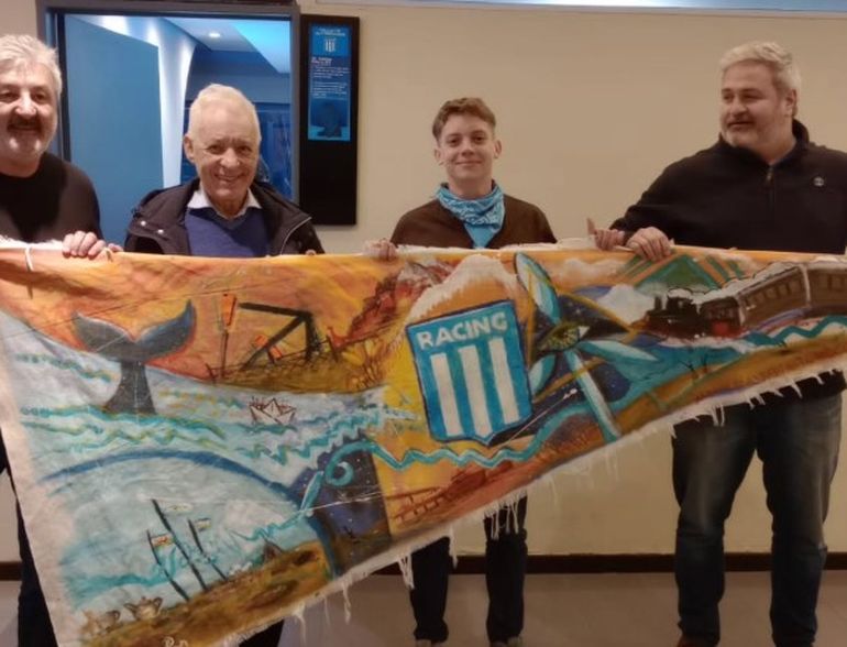 El pintor de Santa Cruz Alan Williams y el banderín que hizo para Racing. El pintor de Santa Cruz Alan Williams y el banderín que hizo para Racing.