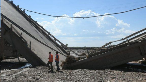 Un fuerte temporal hizo colapsar un puente sobre la Ruta 40