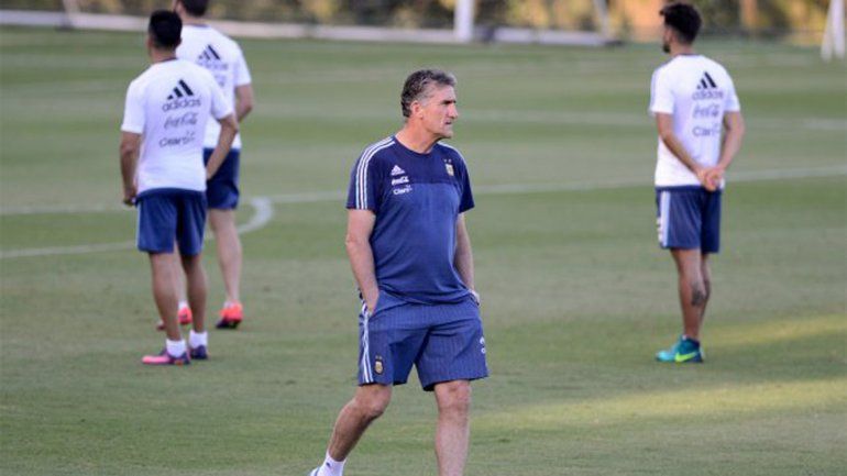 El entrenador define al central para enfrentar a Chile.
