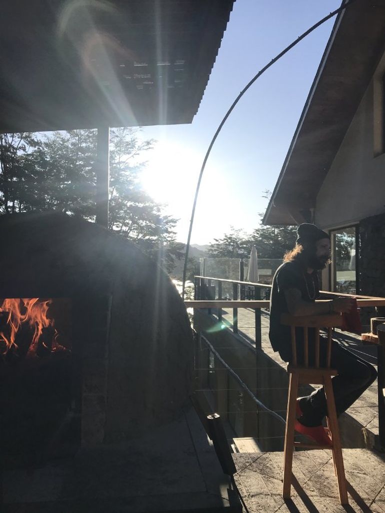 La cocina de Amarras sucede adentro y afuera. El Hueso dirige los fuegos con un estilo maravilloso.