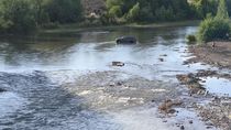 borracho quedo varado con una camioneta prestada en el rio curi leuvu borracho quedo varado con una camioneta prestada en el rio curi leuvu