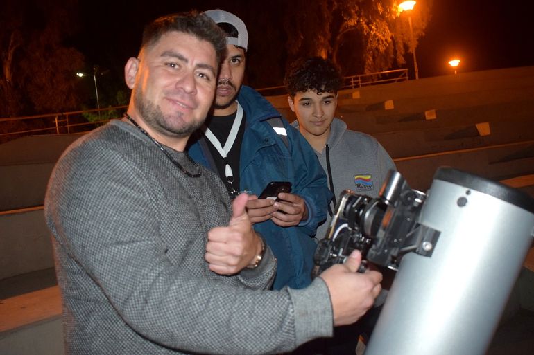 Omar Américo Serna es una aficionado a la astronomía en Cutral Co. Omar Américo Serna es una aficionado a la astronomía en Cutral Co.