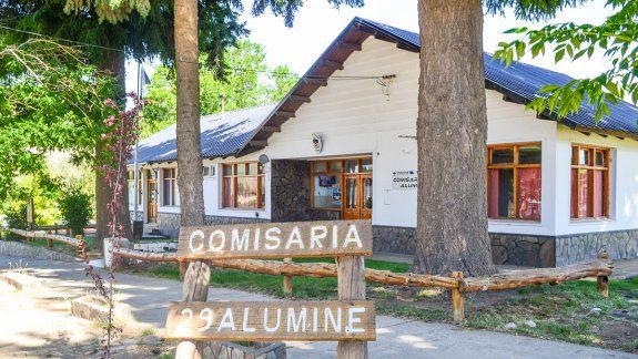 La Policía de Aluminé intervino ante los gritos desesperados de la amiga de la víctima y otros vecinos solidarios que se acercaron a ayudar.