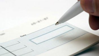 Encontró un cheque al portador por $300 mil y lo devolvió