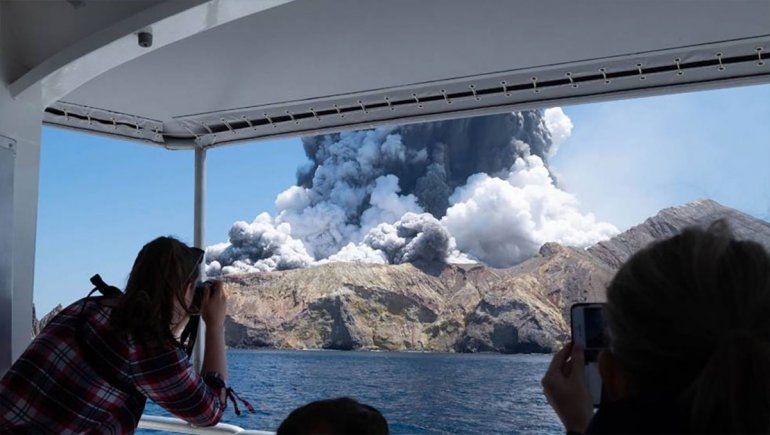Un volcán entró en erupción cuando un grupo de turistas estaba al borde del cráter