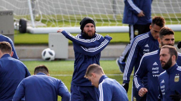 Messi entrenó con normalidad y podría jugar frente a España