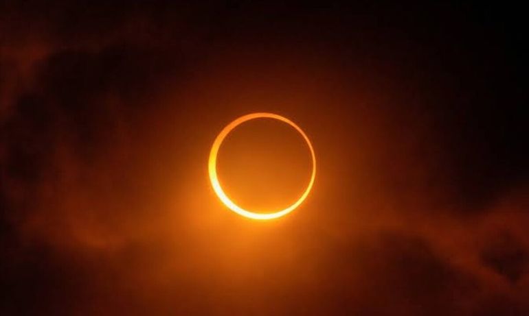 Un eclipse solar total ocurre cuando la Luna se alinea entre la Tierra y el Sol