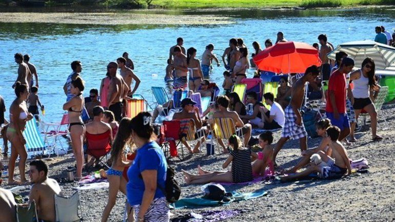 Mucha gente se volcó al río el fin de semana.