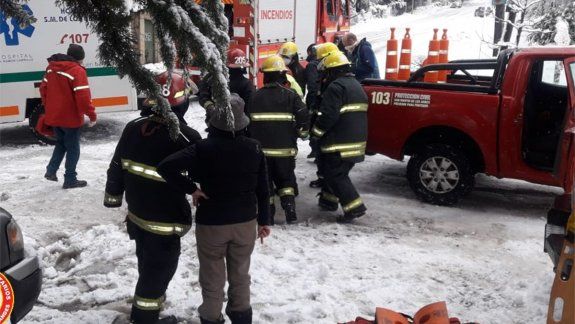 Una pesada rama cayó por la nieve sobre dos niños: uno murió