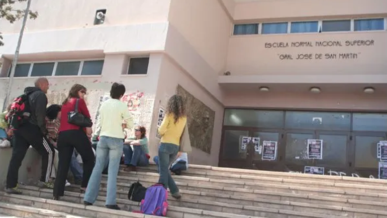 Sigue la violencia en el San Martín: denuncian que una mamá amenaza a otras estudiantes