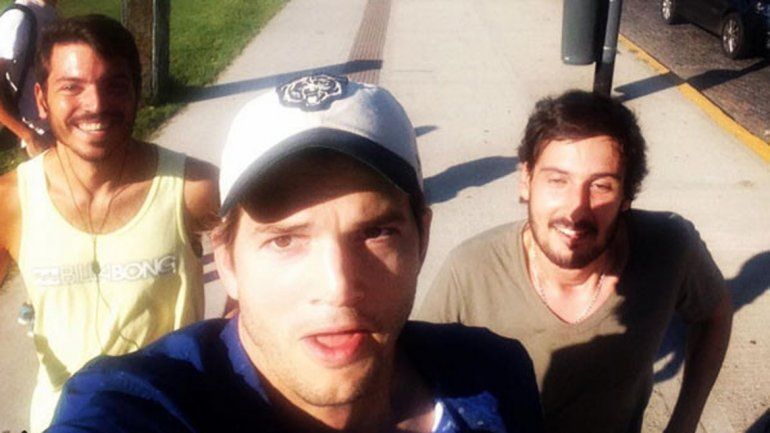 Selfie de Kutcher corriendo con dos fans en los parques de Recoleta. Una de las primeras fotos que se viralizaron en Instagram.&nbsp;
