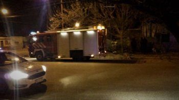 policias rescataron a una mujer en un principio de incendio policias rescataron a una mujer en un principio de incendio