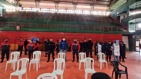 Bomberos voluntarios concurrieron a recibir su primera dosis