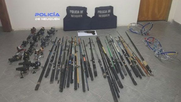 Detienen a tres jóvenes con equipos de pesca robados