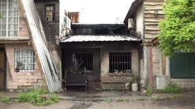 Voraz incendio consumió parte de una casa en La Sirena: creen que fue por una vela | LM Neuquen Voraz incendio consumió parte de una casa en La Sirena: creen que fue por una vela
