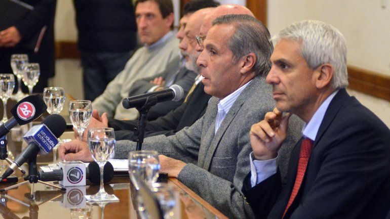 Sapag y el ex ministro Guillermo Coco están en la mira por la denuncia del cobro de supuestos sobornos.