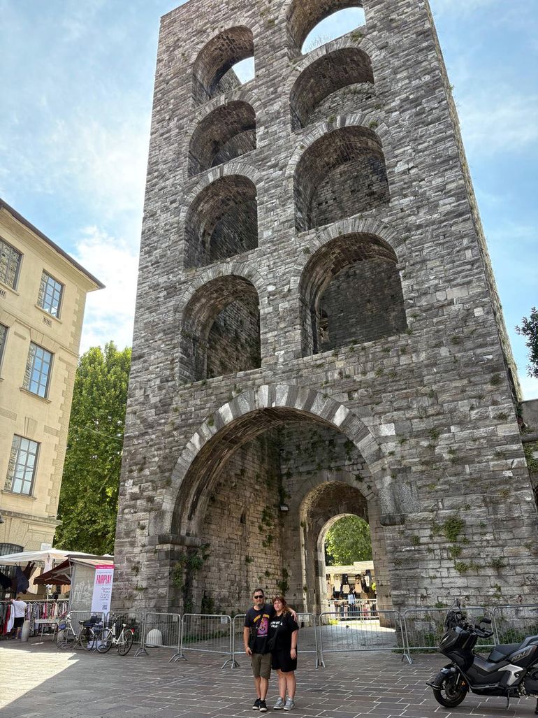 La pareja en La Puerta de la torre en la ciudad de Como (Italia).
