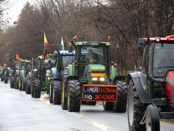 Europa responde a las protestas del campo con un mecanismo rápido para frenar importaciones que hundan los precios agrícolas.