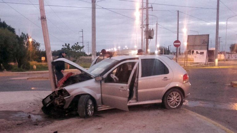 Dos jóvenes heridos tras chocar contra un poste de luz