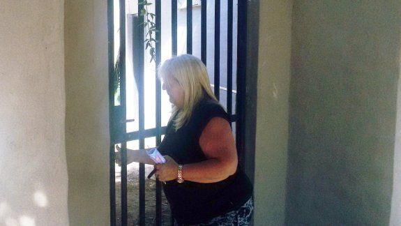 Para llegar a la puerta de madera de doble hoja, también violentaron una reja.