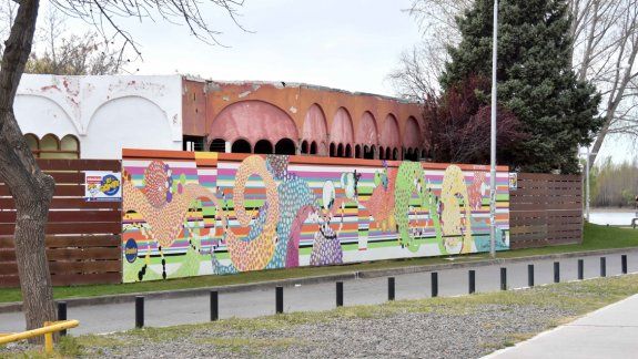 la ciudad ya luce su nuevo mural a orillas del rio limay