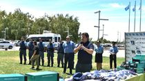 gaido entrego uniformes de verano para los policias que custodian los balnearios