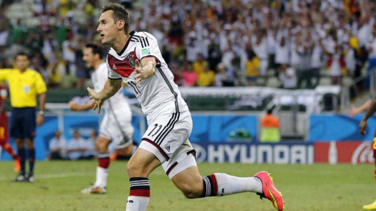 Klose es el máximo goleador de los Mundiales y el que más triunfos acumula, dos récords que están bajo amenaza. Klose es el máximo goleador de los Mundiales y el que más triunfos acumula, dos récords que están bajo amenaza.