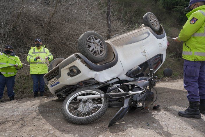 Una moto quedó debajo del techo de un auto en un choque frontal