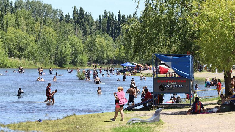 Los blanearios están explotados de gente en Neuquén. | LM Neuquen Los blanearios están explotados de gente en Neuquén.