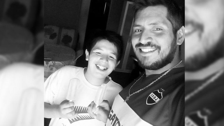 Ítalo Paredes junto a su hijo de 13 años.