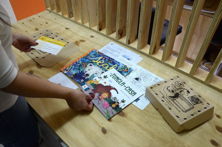 Las creadoras de Munduna comenzaron en 2021 con un club de libros por suscripción que aún funciona. Las familias interesadas en recibir libros se suscriben y ellas les envían una caja con dos libros de acuerdo a las edades requeridas y juegos y actividades relacionadas a la temática de los libros. Las creadoras de Munduna comenzaron en 2021 con un club de libros por suscripción que aún funciona. Las familias interesadas en recibir libros se suscriben y ellas les envían una caja con dos libros de acuerdo a las edades requeridas y juegos y actividades relacionadas a la temática de los libros.