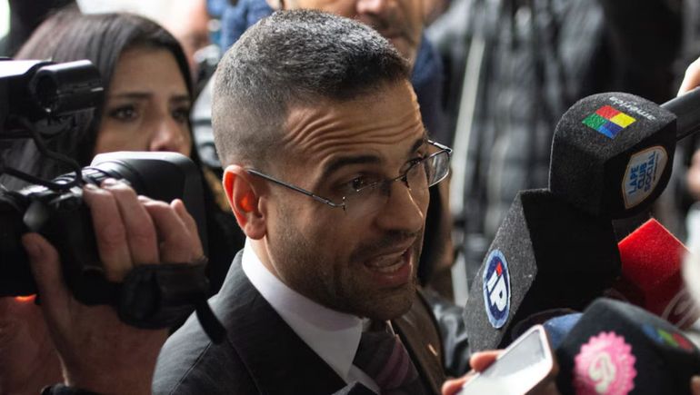 Carlos Díaz, psicólogo vinculado al tratamiento del exfutbolista, fue uno de los profesionales imputados en la causa que investiga responsabilidades médicas. Carlos Díaz, psicólogo vinculado al tratamiento del exfutbolista, fue uno de los profesionales imputados en la causa que investiga responsabilidades médicas.