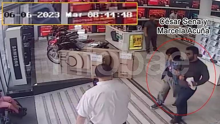 Las imágenes muestran a César Sena y su madre comprando un celular que luego fue descartado. Las imágenes muestran a César Sena y su madre comprando un celular que luego fue descartado.