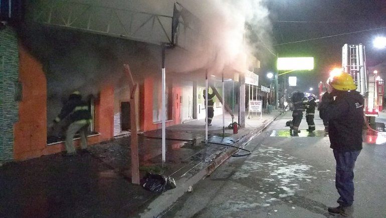 El fuego destruyó un local comercial en Cinco Saltos