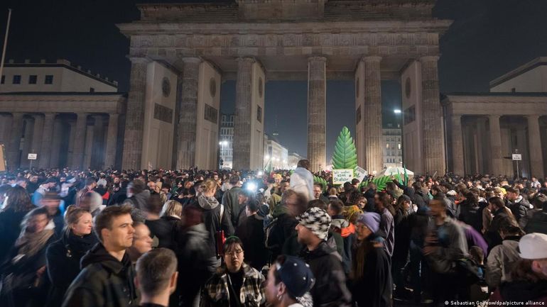 Más de 1.500 personas celebraron la legalización de la marihuana en Aemania. Más de 1.500 personas celebraron la legalización de la marihuana en Aemania.
