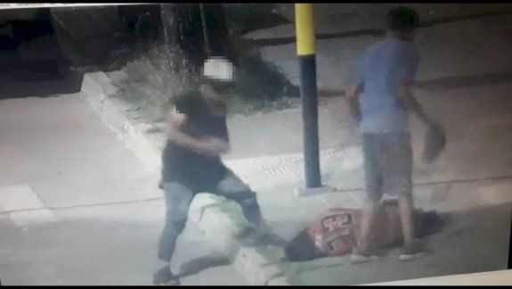 Golpearon a un malabarista hasta dejarlo en coma: están libres por ser menores