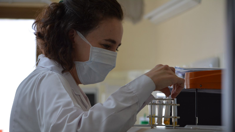 Es biotecnóloga, se formó en el Malbrán y en Centenario la rompe con su emprendimiento de pastelería