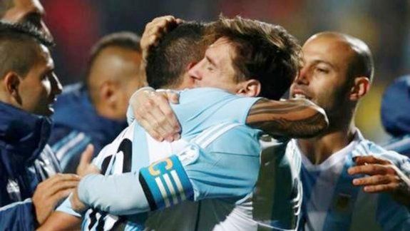 Tevez y Messi se funden en un abrazo en Chile 2015.