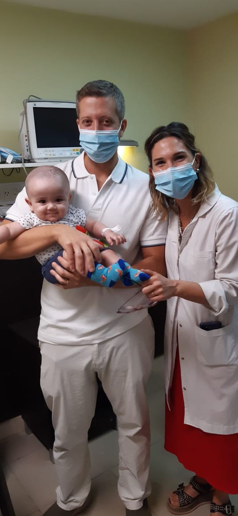 El neurocirujano pediátrico Juan Liñares con Benicio, luego de la segunda operación, y su mujer, la pediatra Mariana Turza, pediatra que atiende pacientes de alto riesgo. 