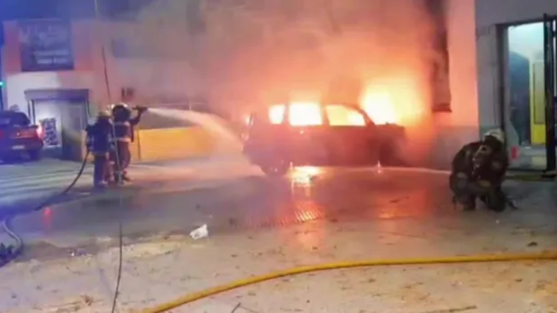 Robo, persecución e incendio: tres menores robaron un auto y lo chocaron contra una casa