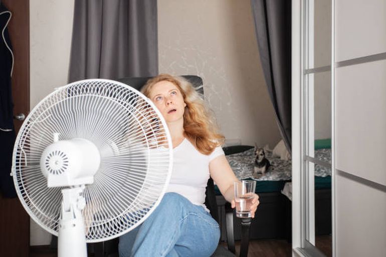 Para que el ventilador enfríe como un aire acondicionado, es preciso apelar al truco que consiste en humidificar el aire que rodea al ventilador con una toalla mojada para potenciar su efecto. Para que el ventilador enfríe como un aire acondicionado, es preciso apelar al truco que consiste en humidificar el aire que rodea al ventilador con una toalla mojada para potenciar su efecto.