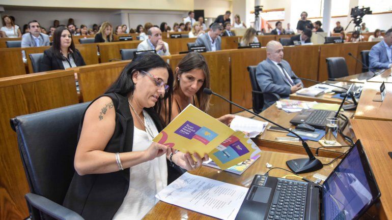 Mercedes Lamarca y Cecilia Maletti repasan el discurso del intendente Horacio Quiroga.