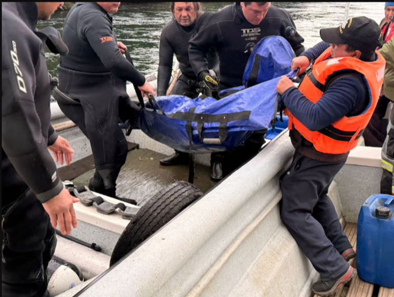 El hallazgo del cuerpo de Gonzalo en las aguas del río Bueno, en el sur de Chile. El hallazgo del cuerpo de Gonzalo en las aguas del río Bueno, en el sur de Chile.