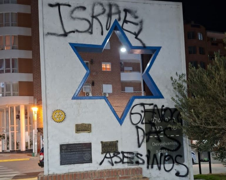 Vandalizaron el monumento al Estado de Israel en Neuquén: aparecieron pintadas y repudian un nuevo ataque