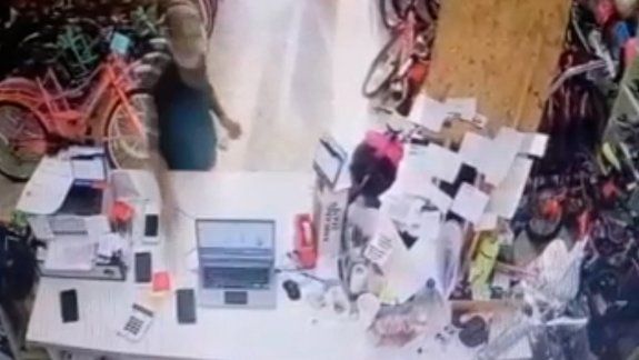 Indignante: un cliente se robó un celular mirando bicicletas