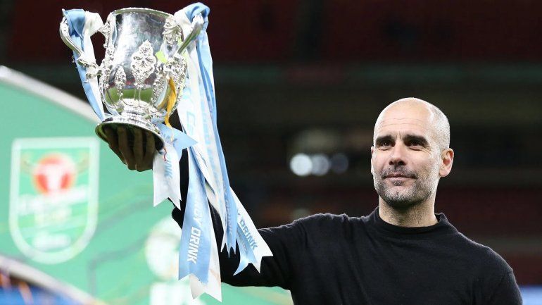 Guardiola levantó un nuevo trofeo pero Gustavo López no se achicó.