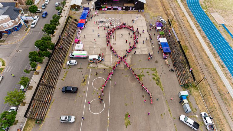 Primer lazo humano de la lucha contra el cáncer de mama en Plottier. Primer lazo humano de la lucha contra el cáncer de mama en Plottier.