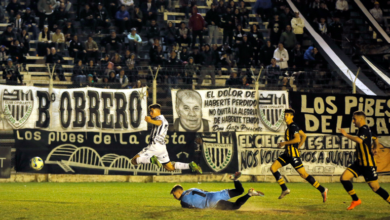 Cipolletti festeja con los goles y el fútbol de Fernando Pettinerolli. Fotos: Claudio Espinoza